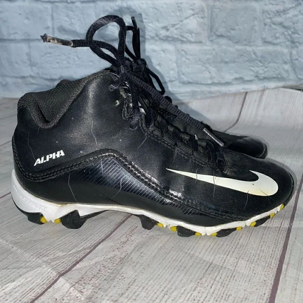 Nike alpha sz 2 boys youth athletic cleats black & white